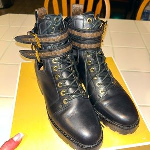 Michael Kors buckle lace boots GREAT CONDITION leather size 6.5 women’s black